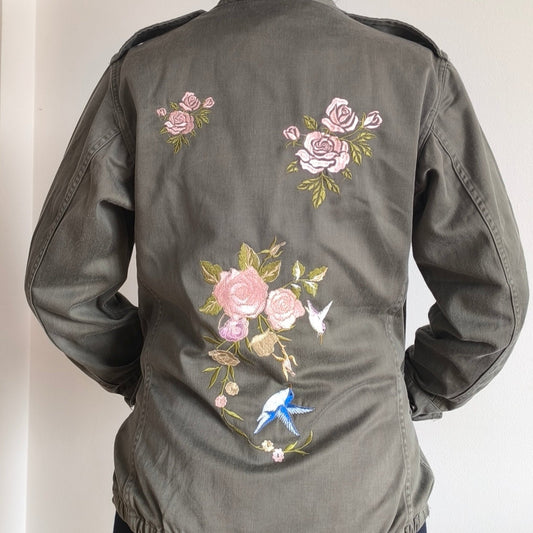 Veste Militaire Bohème – Broderie Fleur Rose Clair & Oiseau – Armée Française Authentique