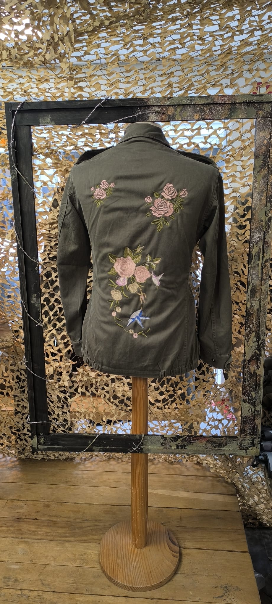 Veste Militaire Bohème – Broderie Fleur Rose Clair & Oiseau – Armée Française Authentique