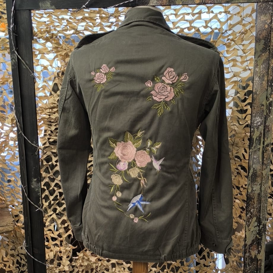 Veste Militaire Bohème – Broderie Fleur Rose Clair & Oiseau – Armée Française Authentique